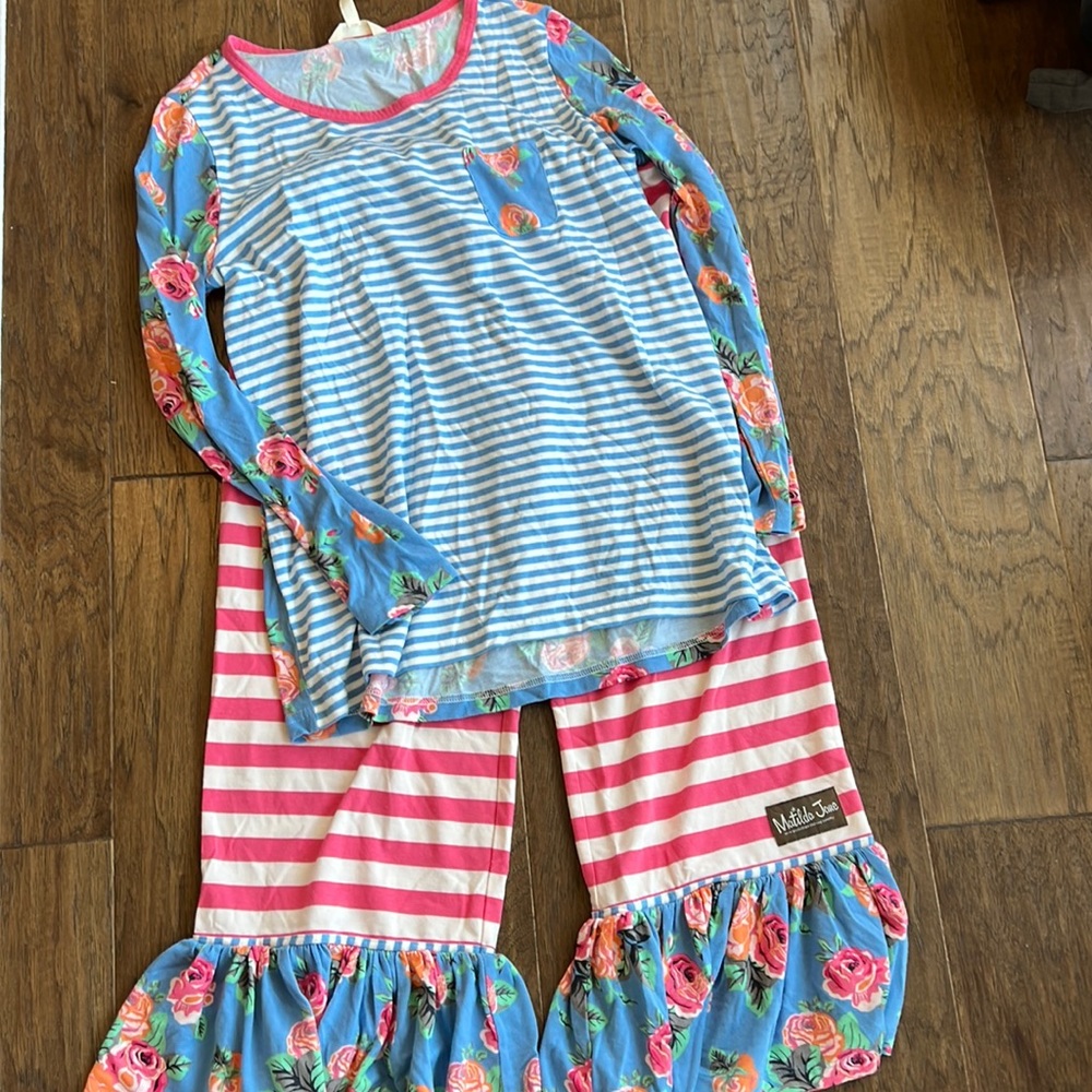 Matilda Jane Women’s pajama set includes top and bottoms Size M